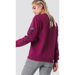 Bluzy damskie: NA-KD Trend Bluza z wyszywanymi różami na rękawach – Purple