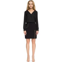Desiree bluzka z dekoltem v - czarna. Czarne bluzki damskie Stylove, s, bez wzorów, z elastanu, eleganckie, bez kołnierzyka, bez rękawów. Za 139,00 zł.