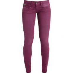 Freeman T. Porter ALEXA Jeansy Slim Fit potent purple. Czerwone rurki damskie Freeman T. Porter. W wyprzedaży za 208,45 zł.