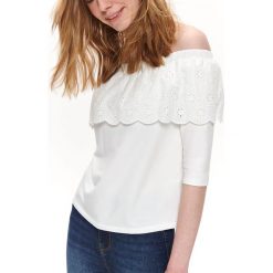 BLUZA Z AŻUROWĄ FALBANĄ. Białe bluzy damskie marki Top Secret, na lato, z aplikacjami, z dzianiny. Za 99,99 zł.