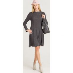 SUKIENKA EMPORIO ARMANI. Szare sukienki damskie z wełny, z okrągłym kołnierzem, dopasowane. Za 981,75 zł.
