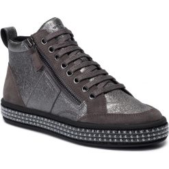 Sneakersy GEOX - D Leelu' G D94FFG 06P22 C1G9F Gun/Dk Grey. Szare półbuty damskie Geox, bez wzorów, z zamszu, bez obcasa, na płaskiej podeszwie, bez zapięcia. W wyprzedaży za 289,00 zł.