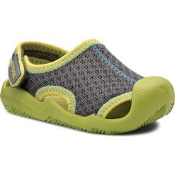 Sandały CROCS - Swiftwater Sandal K 204024 Graphite/Volt Green. Szare sandały męskie Crocs, z materiału, na rzepy. W wyprzedaży za 149,00 zł.
