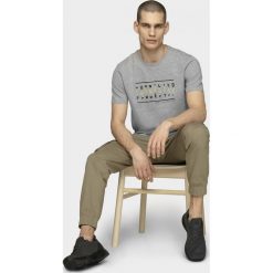 T-shirt męski TSM606 - średni szary melanż - Outhorn. Szare koszulki męskie Outhorn, m, bez wzorów, bez kołnierzyka. W wyprzedaży za 29,99 zł.