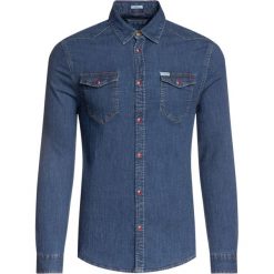 Koszula Guess M93H02 D3PF0. Niebieskie koszule męskie Guess, m, z aplikacjami, z elastanu, casualowe, bez kołnierzyka, bez rękawów. W wyprzedaży za 209,00 zł.