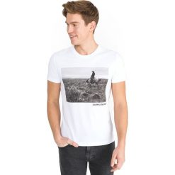 Calvin Klein Koszulka Biały. Białe podkoszulki męskie Calvin Klein, xxl, z nadrukiem, z bawełny, bez kołnierzyka, z krótkim rękawem, krótkie. Za 290,95 zł.