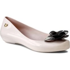 Baleriny MEL BY MELISSA - Mel Pop VIII Sp Ad 31538 Beige/Black 51485. Brązowe baleriny damskie marki Mel by Melissa, bez wzorów, z tworzywa sztucznego, klasyczne, bez obcasa, na płaskiej podeszwie. W wyprzedaży za 119,00 zł.