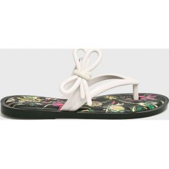 Melissa - Japonki + Jason Wu. Białe klapki damskie Melissa, bez wzorów, z materiału, bez obcasa, na obcasie. W wyprzedaży za 199,90 zł.