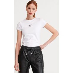 T-shirt z minimalistycznym haftem - Biały. Białe t-shirty damskie Reserved, s, z haftami. Za 29,99 zł.