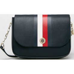 Tommy Hilfiger - Torebka. Niebieskie torebki klasyczne damskie TOMMY HILFIGER, w paski, ze skóry ekologicznej, casualowe, na ramię, małe, z nadrukiem, bez dodatków. W wyprzedaży za 459,90 zł.