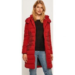 Desigual - Kurtka. Czerwone kurtki damskie Desigual, z poliesteru, długie. W wyprzedaży za 599,90 zł.