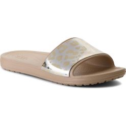 Półbuty CROCS - Sloane Grph Metallic Slide W 205133 Gold/Gold. Pomarańczowe klapki damskie marki Crocs, bez wzorów, z tworzywa sztucznego, bez obcasa, na płaskiej podeszwie, bez zapięcia. W wyprzedaży za 139,00 zł.