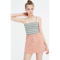 Bladoróżowa spódnica jeansowa. Czerwone spódniczki jeansowe marki Pull&Bear. Za 89,90 zł.
