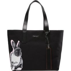 PS by Paul Smith LUCKY RABBIT Torba na zakupy black. Czarne torebki klasyczne damskie marki PS by Paul Smith. W wyprzedaży za 840,95 zł.