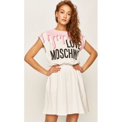 Love Moschino - Sukienka. Sukienki damskie Love Moschino, na co dzień, z nadrukiem, z bawełny, casualowe, z okrągłym kołnierzem, z krótkim rękawem, krótkie, mini, rozkloszowane. W wyprzedaży za 749,90 zł.
