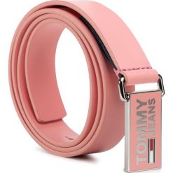Pasek Damski TOMMY JEANS - Tjw Flag Belt 2.5 AW0AW07846 TF4. Różowe paski damskie Tommy Jeans, w paski, z jeansu. Za 229,00 zł.