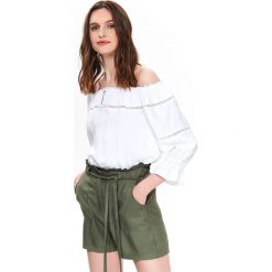 Bluzka z bufiastymi rękawami. Białe bluzki damskie Top Secret, w koronkowe wzory, z tkaniny, z falbankami, bez rękawów. W wyprzedaży za 39,99 zł.