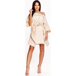 Sukienka o kroju kimono. Brązowe sukienki damskie Made in Poland, bez wzorów, z elastanu, bez kołnierzyka, bez rękawów. Za 189,00 zł.