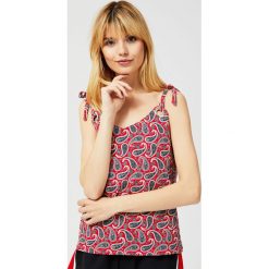 Bluzka typu oversize. Czerwone bluzki damskie Moodo, s, z nadrukiem, z bawełny, z dekoltem w serek, bez rękawów. Za 19,99 zł.