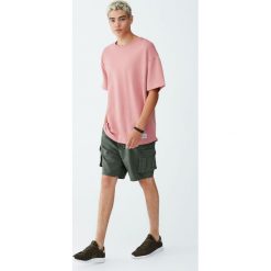 Bluza z krótkim rękawem i napisem. Różowe bluzy męskie marki Pull&Bear, m, z napisami, z krótkim rękawem, krótkie. Za 69,90 zł.