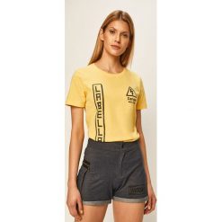 LaBellaMafia - T-shirt. Żółte bluzki damskie LABELLAMAFIA, s, z nadrukiem, z bawełny, z okrągłym kołnierzem. Za 129,90 zł.
