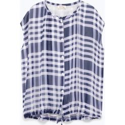 Top "Peonyland" w kolorze biało-granatowym. Niebieskie bluzki damskie American Vintage, w kratkę, z wiskozy, z okrągłym kołnierzem. W wyprzedaży za 214,95 zł.