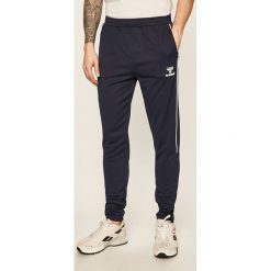 Hummel - Spodnie. Czarne spodnie męskie Hummel, s, z aplikacjami, z poliesteru. Za 129,90 zł.