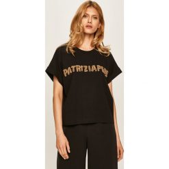 Patrizia Pepe - T-shirt. Białe bluzki damskie Patrizia Pepe, s, z aplikacjami, z bawełny, z okrągłym kołnierzem. Za 639,90 zł.