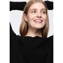 Czarny Sweter Sunday Moon. Czarne swetry klasyczne damskie Born2be, l, z dekoltem w łódkę. Za 79,99 zł.