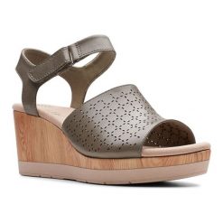 Skórzane sandały w kolorze brązowym. Sandały damskie Clarks, Wojas. W wyprzedaży za 189,95 zł.