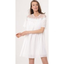 Biała Sukienka Rely On Me. Białe sukienki damskie Born2be, na co dzień, s, bez wzorów, z materiału, bez kołnierzyka, z krótkim rękawem, krótkie, mini. Za 99,99 zł.