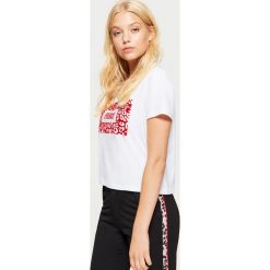 Koszulka z napisem - Biały. Białe t-shirty damskie Cropp, l, z napisami. Za 39,99 zł.