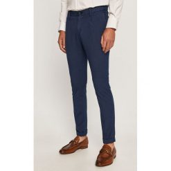 Tommy Hilfiger - Spodnie. Niebieskie spodnie męskie TOMMY HILFIGER, bez wzorów, z elastanu. W wyprzedaży za 299,90 zł.