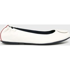 Tommy Hilfiger - Baleriny. Białe baleriny damskie TOMMY HILFIGER, bez wzorów, ze skóry, bez obcasa. W wyprzedaży za 269,90 zł.