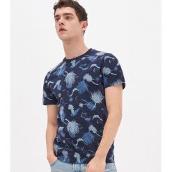 T-shirt z nadrukiem all over - Granatowy. Niebieskie t-shirty męskie House, s, z nadrukiem, bez kołnierzyka. W wyprzedaży za 29,99 zł.