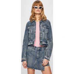 Guess Jeans - Kurtka Delya. Niebieskie kurtki damskie Guess Jeans, s, z aplikacjami, z bawełny, krótkie. W wyprzedaży za 319,90 zł.