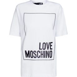 T-shirt LOVE MOSCHINO Biały. Białe t-shirty damskie marki Love Moschino, z nadrukiem, z bawełny, z okrągłym kołnierzem. Za 322,00 zł.