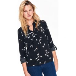 KOSZULA Z NADRUKIEM. Czarne koszule body marki Top Secret, na zimę, z nadrukiem, z tkaniny. W wyprzedaży za 39,99 zł.