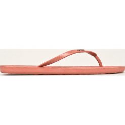 Roxy - Japonki. Różowe klapki damskie Roxy, bez wzorów, z gumy, bez obcasa, na obcasie. Za 59,90 zł.