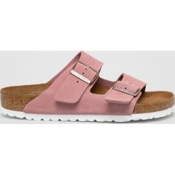Birkenstock - Klapki. Różowe klapki damskie Birkenstock, bez wzorów, ze skóry, bez obcasa. Za 349,90 zł.