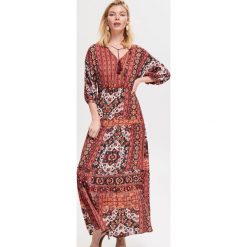 Wzorzysta sukienka maxi - Wielobarwn. Szare sukienki damskie Reserved, s, bez wzorów, bez kołnierzyka, bez rękawów, maxi. Za 259,99 zł.