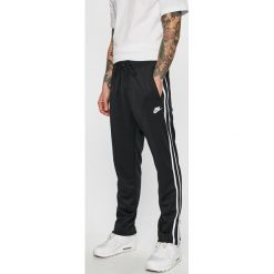 Nike Sportswear - Spodnie. Niebieskie spodnie męskie Nike Sportswear, na co dzień, m, bez wzorów, z bawełny, casualowe. W wyprzedaży za 179,90 zł.