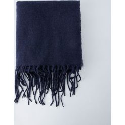 Szalik basic z frędzlami. Niebieskie szaliki męskie Pull&Bear, bez wzorów. Za 49,90 zł.