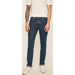 Wrangler - Jeansy Greensboro Darkstone. Niebieskie jeansy męskie Wrangler, bez wzorów. W wyprzedaży za 279,90 zł.