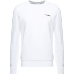 Calvin Klein CHEST EMBROIDERY Bluza white. Białe bluzy męskie Calvin Klein, m, z bawełny. Za 399,00 zł.