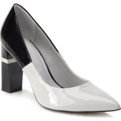 Półbuty LORETTA VITALE - 8729-185-589 Black Ma. Szare półbuty damskie marki Loretta Vitale, bez wzorów, ze skóry ekologicznej, eleganckie, bez obcasa, na obcasie, bez zapięcia. Za 339,00 zł.