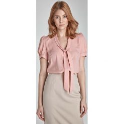 Stylowa Różowa Bluzka z Kokardą pod Szyją. Różowe podkoszulki damskie Molly.pl, s, bez wzorów, eleganckie, bez kołnierzyka, z krótkim rękawem. Za 95,90 zł.