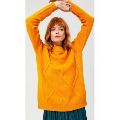 Sweter oversize z ozdobnym splotem. Żółte swetry damskie Moodo, m, bez wzorów, z elastanu, klasyczne, z długim rękawem, długie, bez kaptura. Za 79,99 zł.