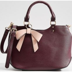 Torebka city bag z kosmetyczką - Bordowy. Czerwone kosmetyczki damskie Mohito, bez wzorów. W wyprzedaży za 59,99 zł.