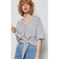 Koszula oversize z wiązaniem - Granatowy. Niebieskie koszule damskie Reserved, bez wzorów, bez kołnierzyka, bez rękawów. W wyprzedaży za 19,99 zł.